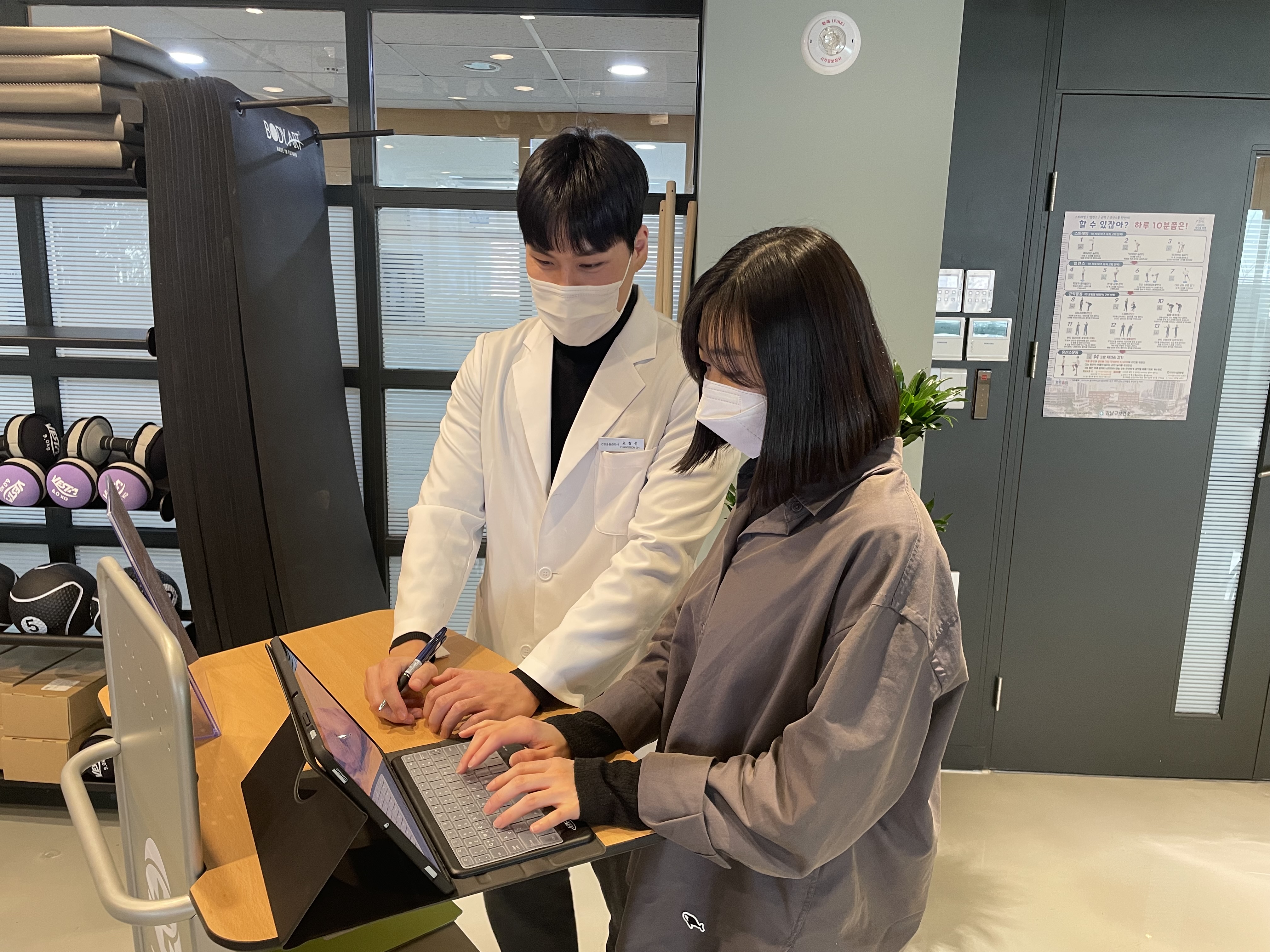 고객을 상담해주고 있는 의료진 이미지