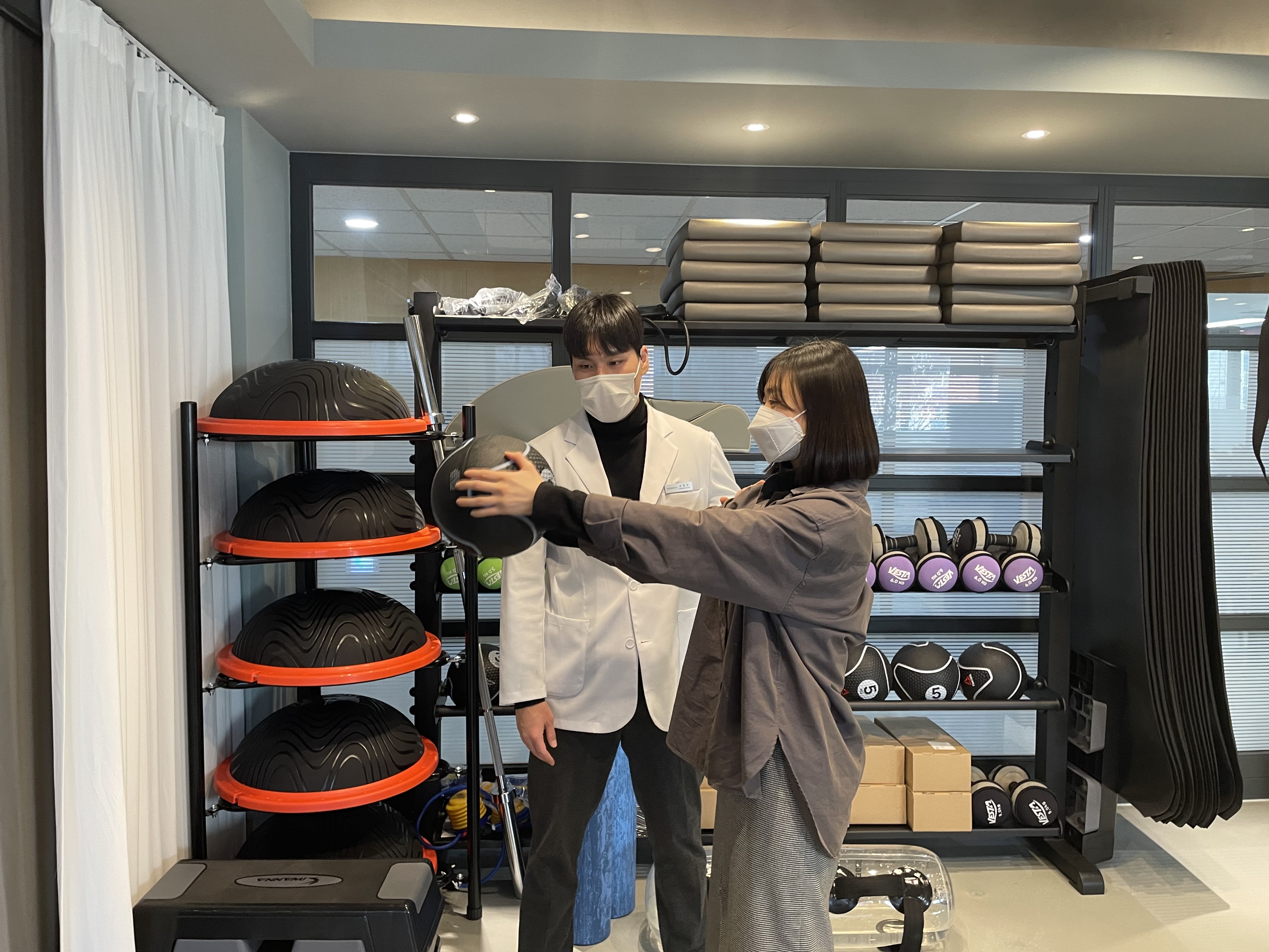 고객의 신체 물리치료 측정을 확인하고 있는 의료진 이미지
